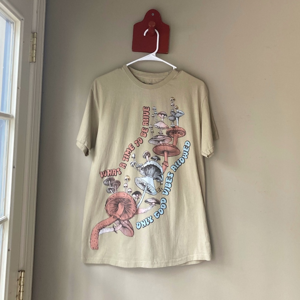FINAL PRICE Tree Hugger 100% Cotton Mushroom Good Vibes Graphic Tee M